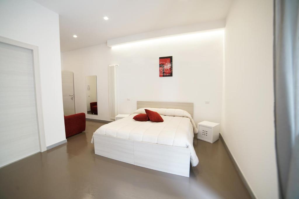 マテーラにあるLe Volte - Dependanceの白いベッドルーム(白いベッド1台、赤い椅子付)