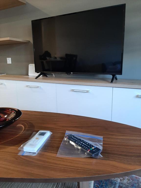 Televízia a/alebo spoločenská miestnosť v ubytovaní Gaspar Apartment - 4th floor - Renovated 2019