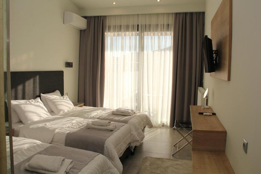 Postel nebo postele na pokoji v ubytování Alexiou Hotel