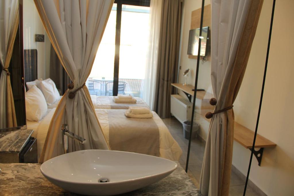 Postel nebo postele na pokoji v ubytování Alexiou Hotel