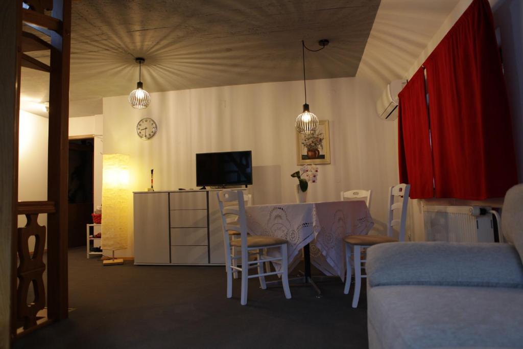 TV a/nebo společenská místnost v ubytování Apartment Fon