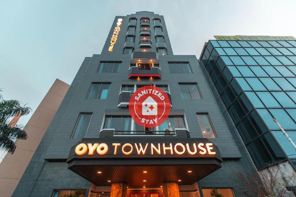 a tall building with an omega tokyo townulse sign on it at SUPER OYO Townhouse 1 Hotel Salemba in Jakarta