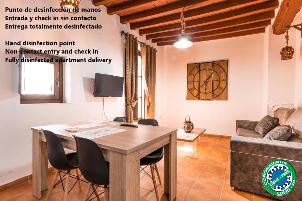 グラナダにあるApartamento Completo Pernaleros Centroのリビングルーム(テーブル、椅子、ソファ付)