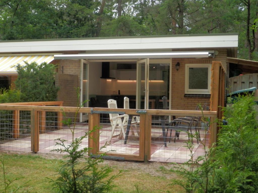 a screened in porch of a house at 't Grüne Huysje in Otterlo