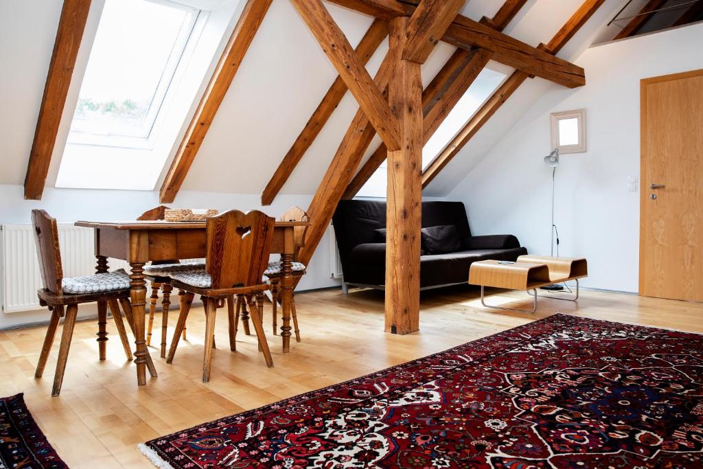 uma sala de estar com uma mesa e cadeiras e um sofá em Erzherzog Johann Relax Appartements em Ehrenhausen