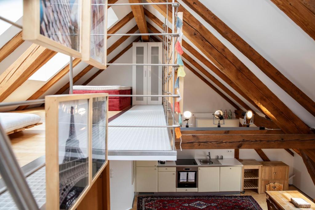 kuchnia na poddaszu i salon ze sklepionym sufitem w obiekcie Erzherzog Johann Relax Appartements w mieście Ehrenhausen