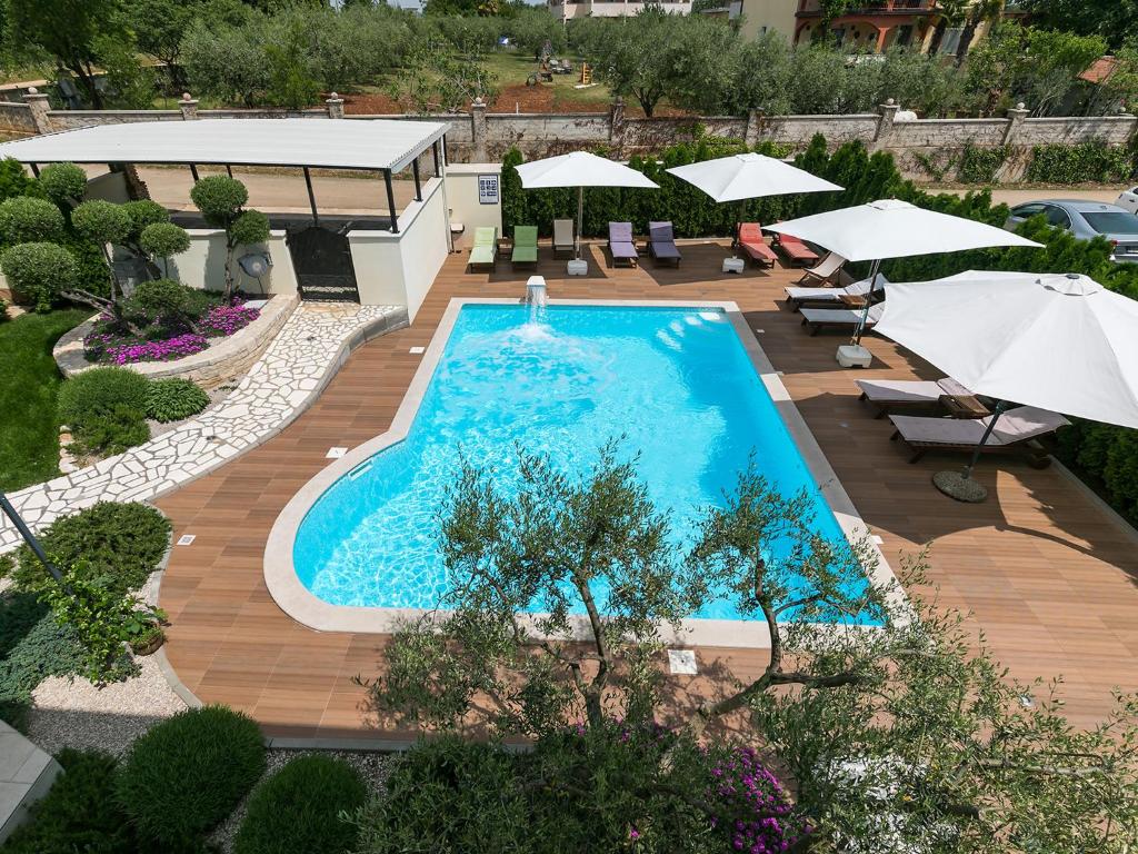 an overhead view of a swimming pool with umbrellas at Villa Birikina with Pool in Poreč