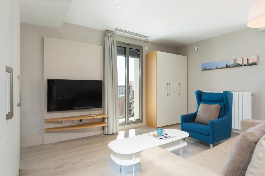 TV a/nebo společenská místnost v ubytování Kronos on the Beach Attic Suite