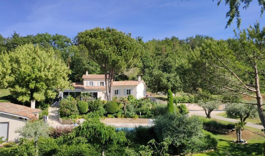 eine Luftansicht eines Hauses mit Garten in der Unterkunft La Villa Moursoise 4 Etoiles in Mours-Saint-EusÃ¨be