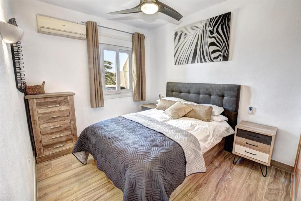 Posteľ alebo postele v izbe v ubytovaní Benal Beach, Luxury Sea & Mountain View Beachside 1 Bedroom Apartment