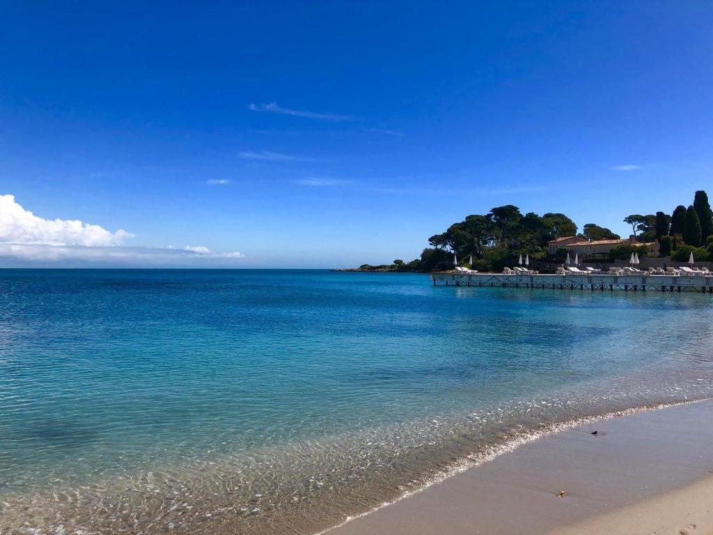 - une vue sur une plage avec l'océan et une jetée dans l'établissement Le Juana II, à Antibes