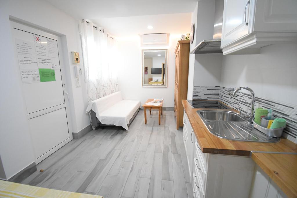 Kuchyňa alebo kuchynka v ubytovaní Jara Apartments !