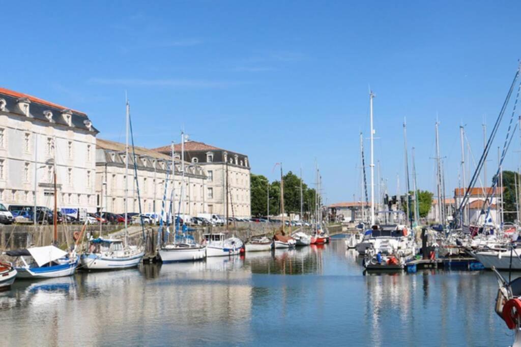 a bunch of boats are docked in a marina at La Fayette 2*, Meublé tout confort avec vue sur le port in Rochefort