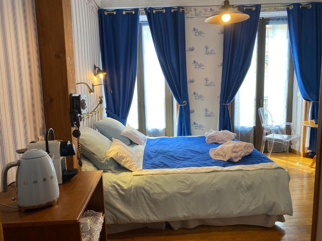Postel nebo postele na pokoji v ubytování Hôtel du Lion d'Or