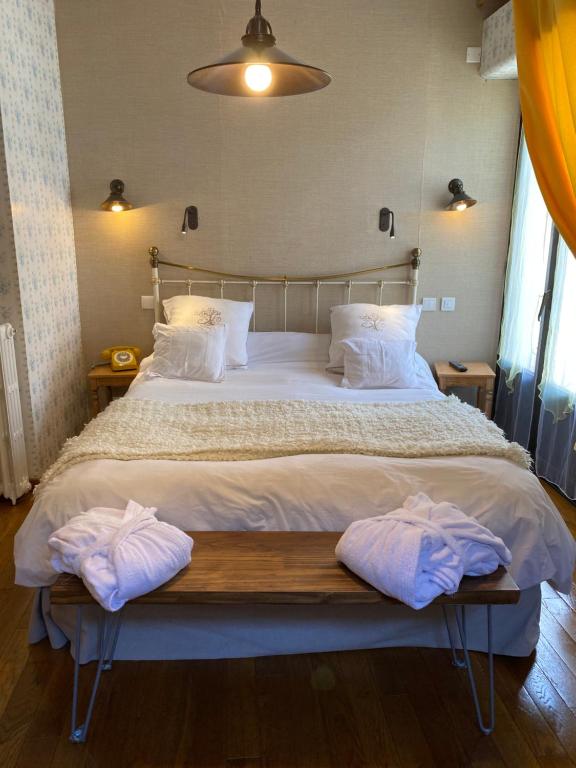 Postel nebo postele na pokoji v ubytování Hôtel du Lion d'Or
