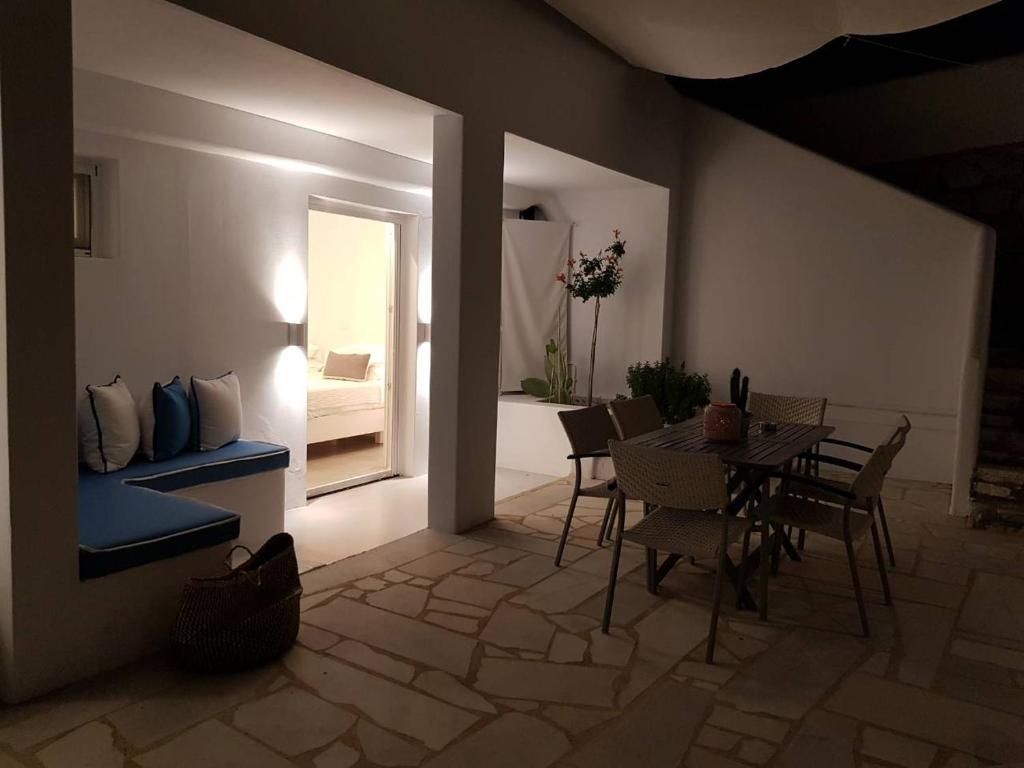 Posezení v ubytování Modern House near Parikia with 3 bedrooms & 2 bath