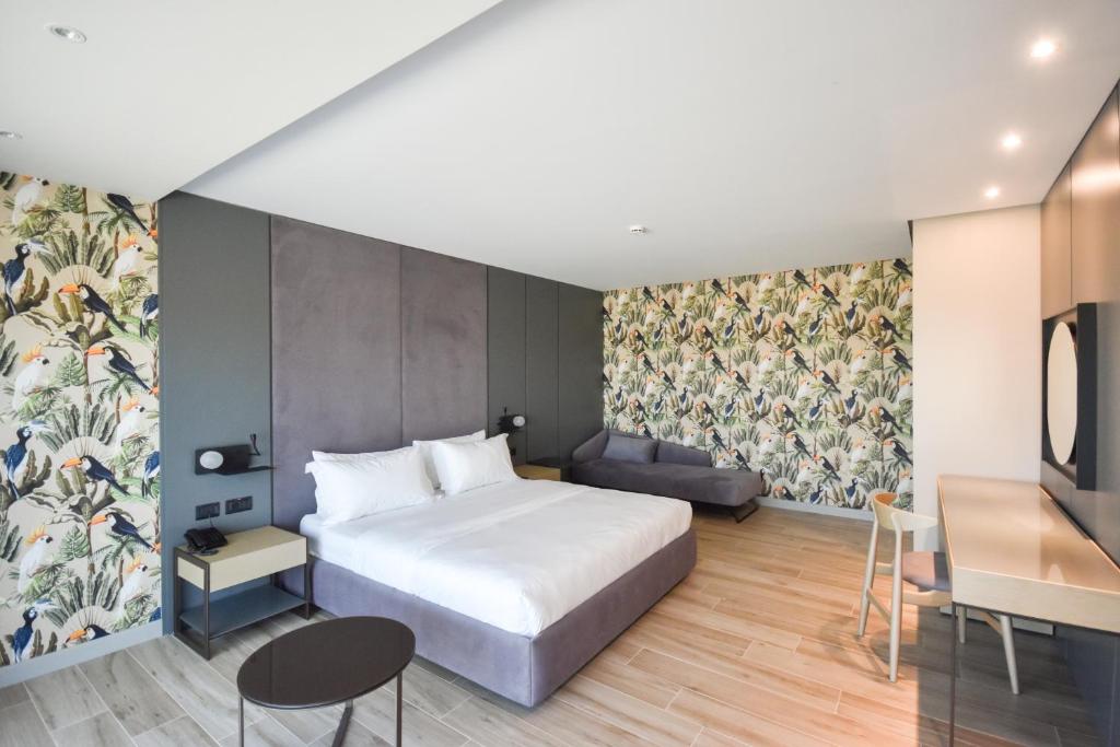 TV a/nebo společenská místnost v ubytování Flamingo Beach Hotel & Spa