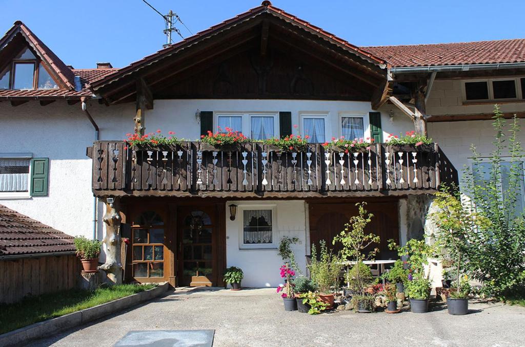 a house with a balcony with flowers on it at appartement-stetten in Stetten