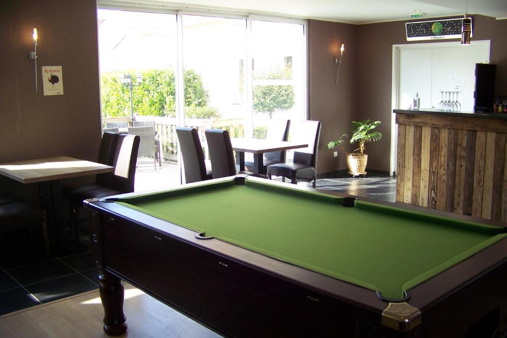 Biliár nebo kulečník v ubytování Hotel Bal