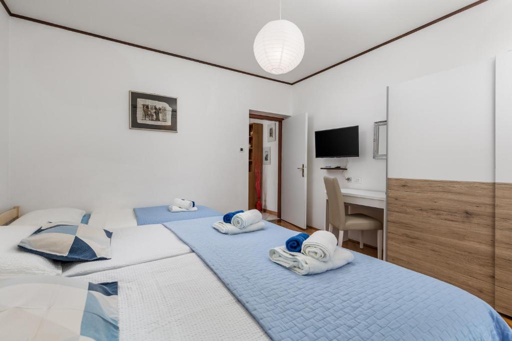 Łóżko lub łóżka w pokoju w obiekcie Apartments Rosovic J&C
