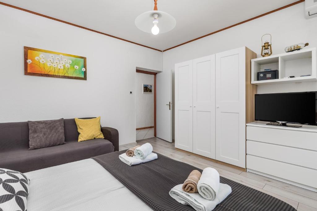 Telewizja i/lub zestaw kina domowego w obiekcie Apartments Rosovic J&C