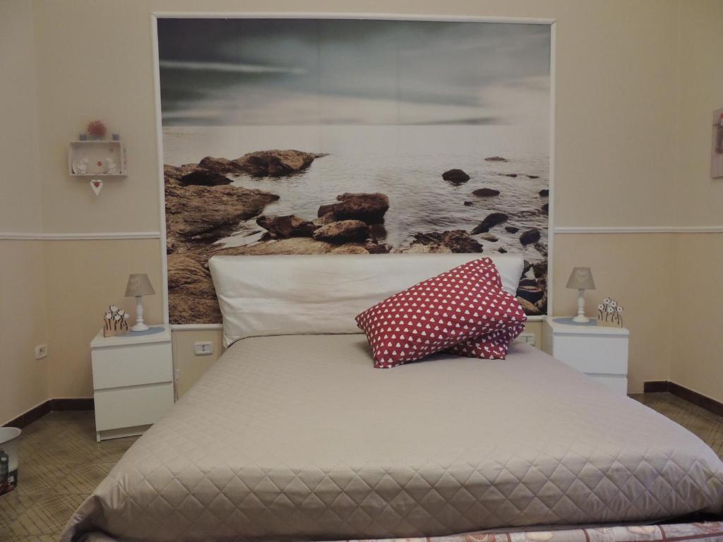 Schlafzimmer mit einem Bett mit Wandgemälde in der Unterkunft B&B The Magic Place in Taranto