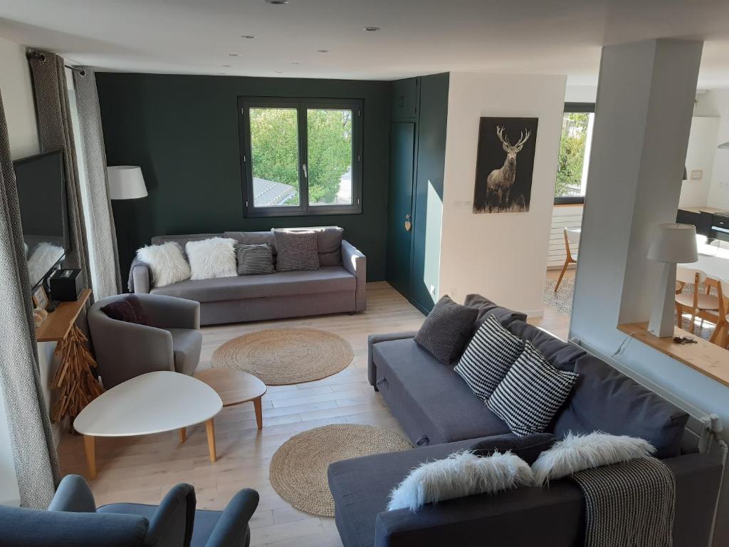 uma sala de estar com dois sofás e uma mesa em LES TERRASSES 1 de VILLARD em Villard-de-Lans