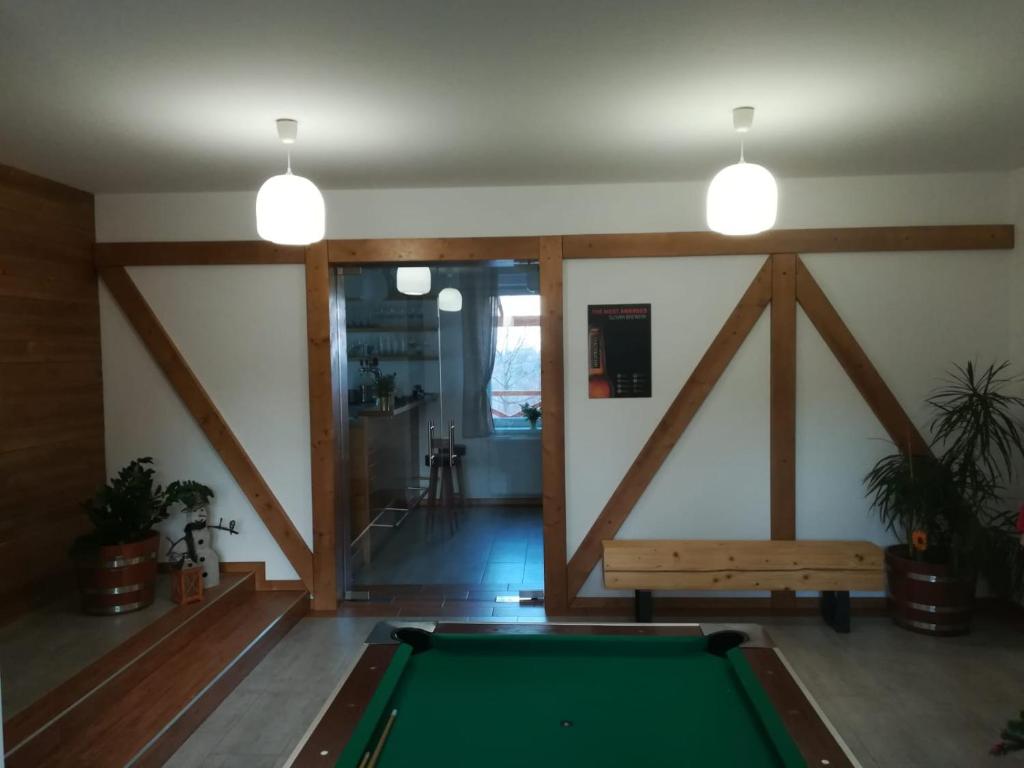 Biliár nebo kulečník v ubytování Penzión Chata Valaška