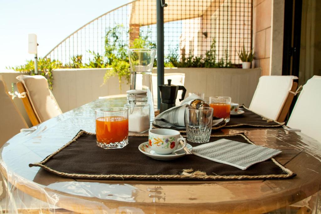 ガリポリにあるA 20 mt dal mareの食べ物と飲み物のトレイが並ぶテーブル