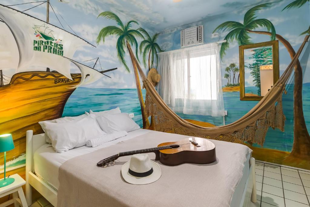 Schlafzimmer mit einem Bett und einem Bootsgemälde in der Unterkunft Apê Espaçoso e Econômico - Pertinho da Praia in Recife