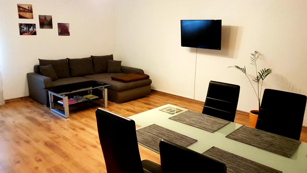 ein Wohnzimmer mit einem Tisch und einem Sofa in der Unterkunft Apartment Koblenz in Koblenz