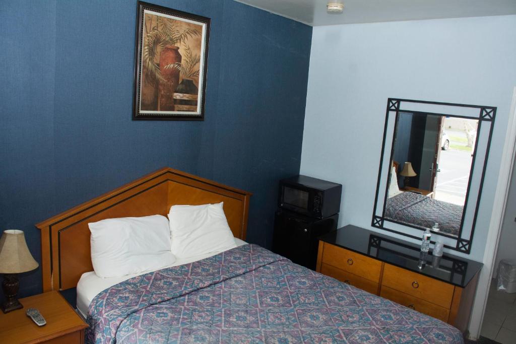 Postel nebo postele na pokoji v ubytování At 9 Motel