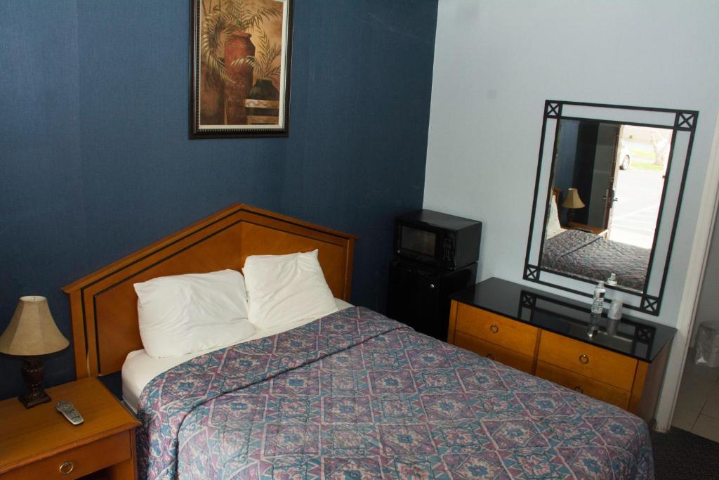 Postel nebo postele na pokoji v ubytování At 9 Motel