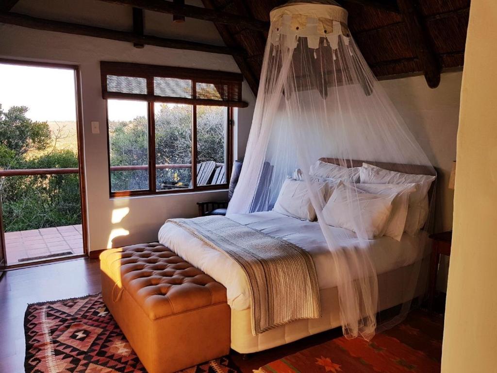 sypialnia z łóżkiem z moskitierą w obiekcie Camp Acacia w mieście Paterson
