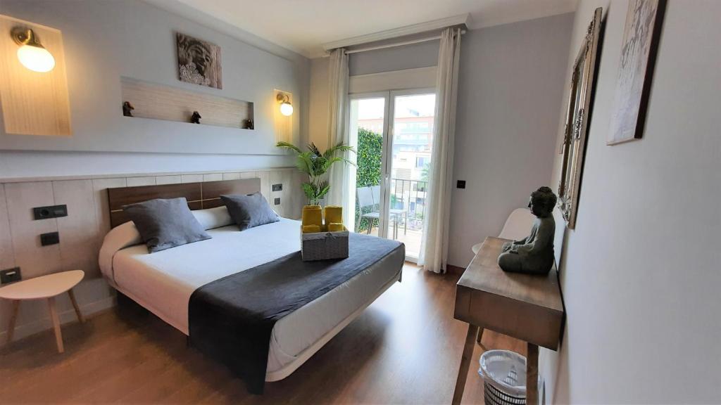 um quarto com uma cama, uma mesa e uma cadeira em Apartamento Capri Los Boliches Wifi gratis Beach 100m em Fuengirola