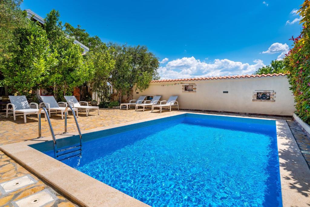 Bazén v ubytovaní Olive House Zadar alebo v jeho blízkosti