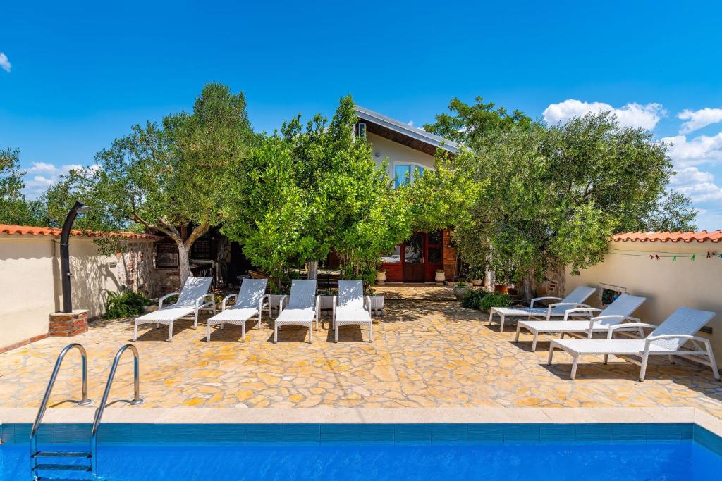 Bazén v ubytovaní Olive House Zadar alebo v jeho blízkosti