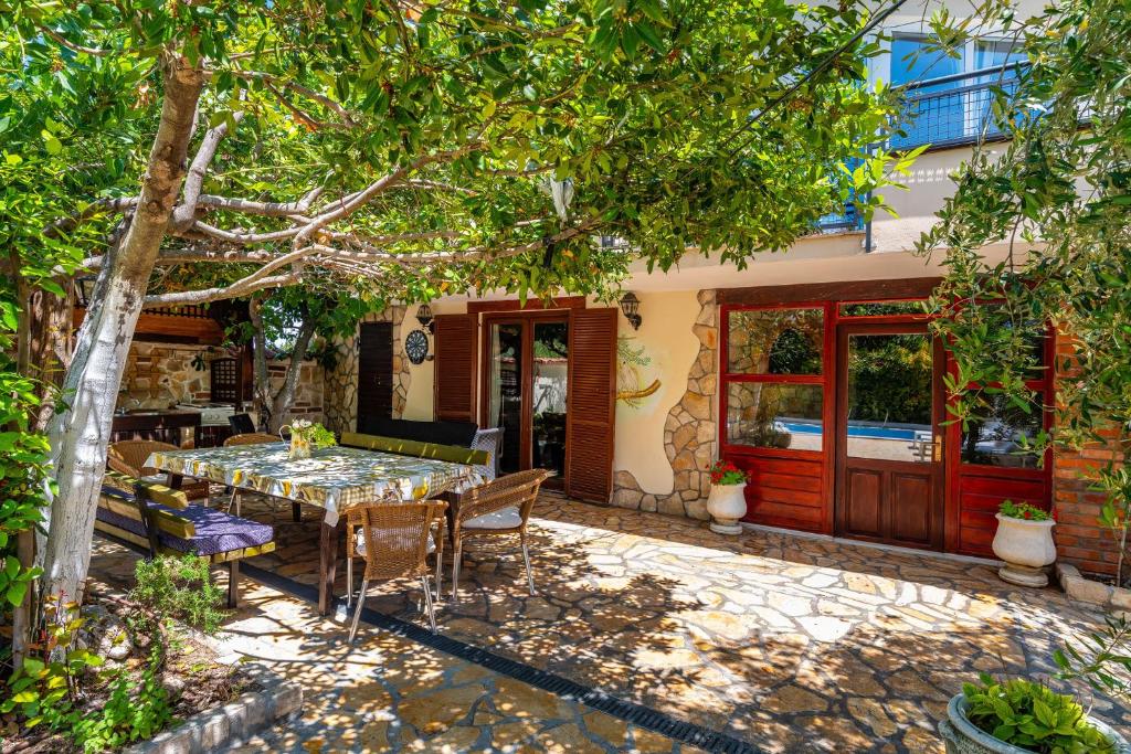 Vonkajšia záhrada v ubytovaní Olive House Zadar
