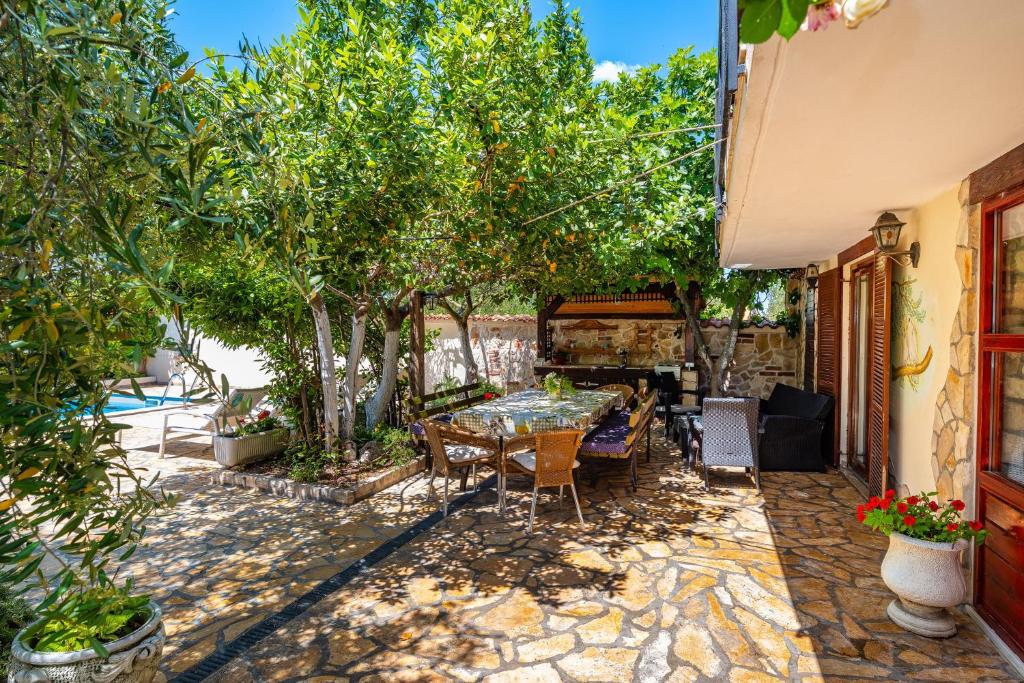 Vonkajšia záhrada v ubytovaní Olive House Zadar