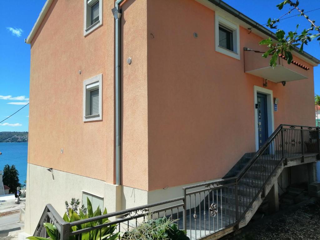 Budova, v ktorej sa apartmán nachádza