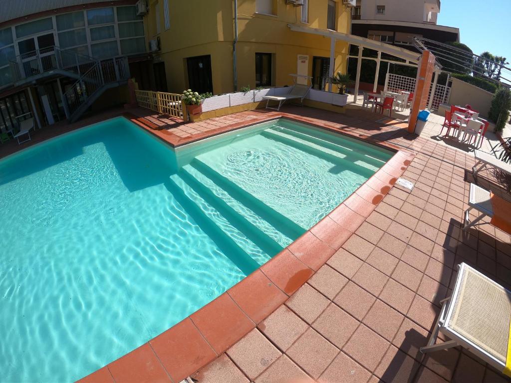 - une vue sur la piscine située dans un bâtiment dans l'établissement Hotel Reno, à Lido di Savio