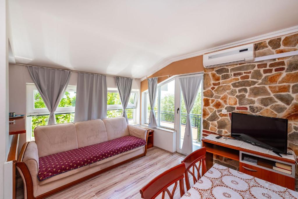 Televízia a/alebo spoločenská miestnosť v ubytovaní Olive House Zadar