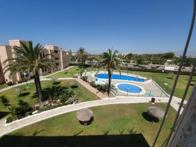 una vista aérea de un complejo con piscina y palmeras en La Burbuja, en Almería