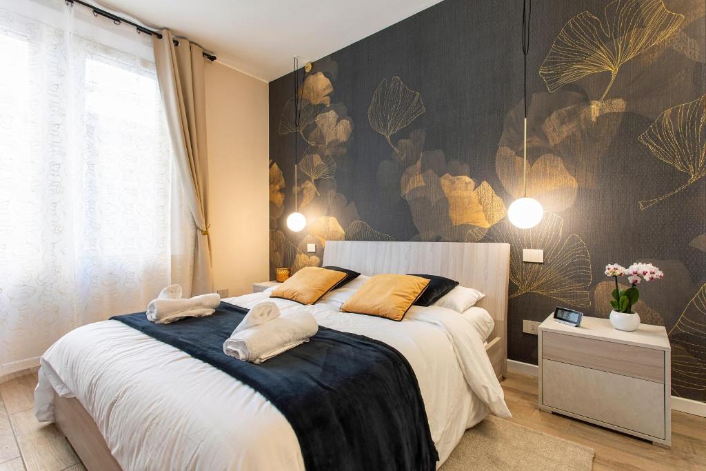 ein Schlafzimmer mit einem großen Bett mit gelben Kissen in der Unterkunft Casapalestro8#1 in Modena