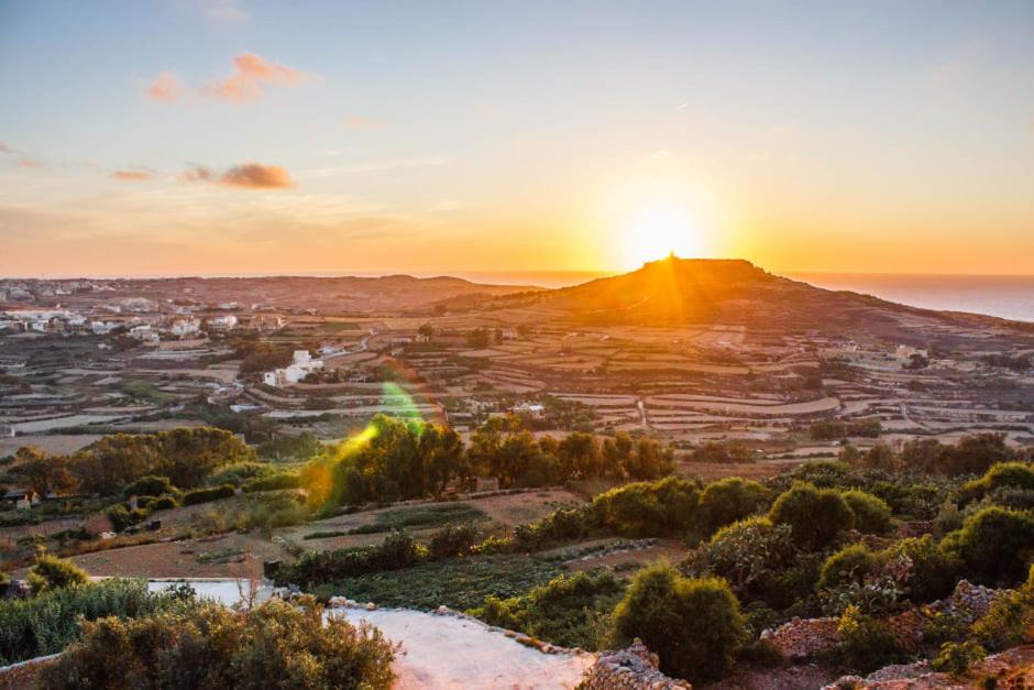 - un coucher de soleil sur une montagne dans l'établissement Ta Marija, à Żebbuġ