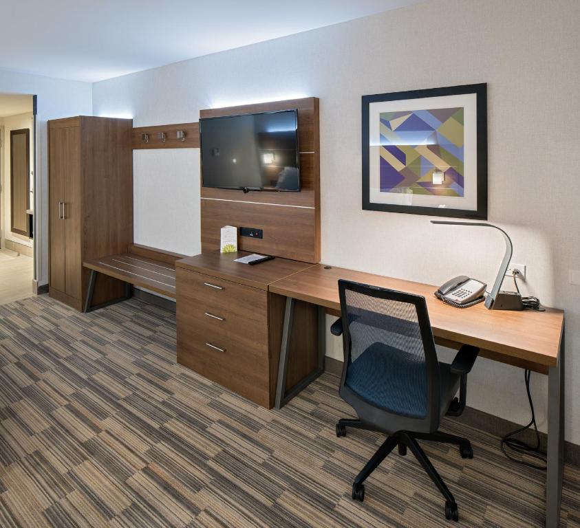 Kuchyň nebo kuchyňský kout v ubytování Holiday Inn Express - Red Deer North by IHG