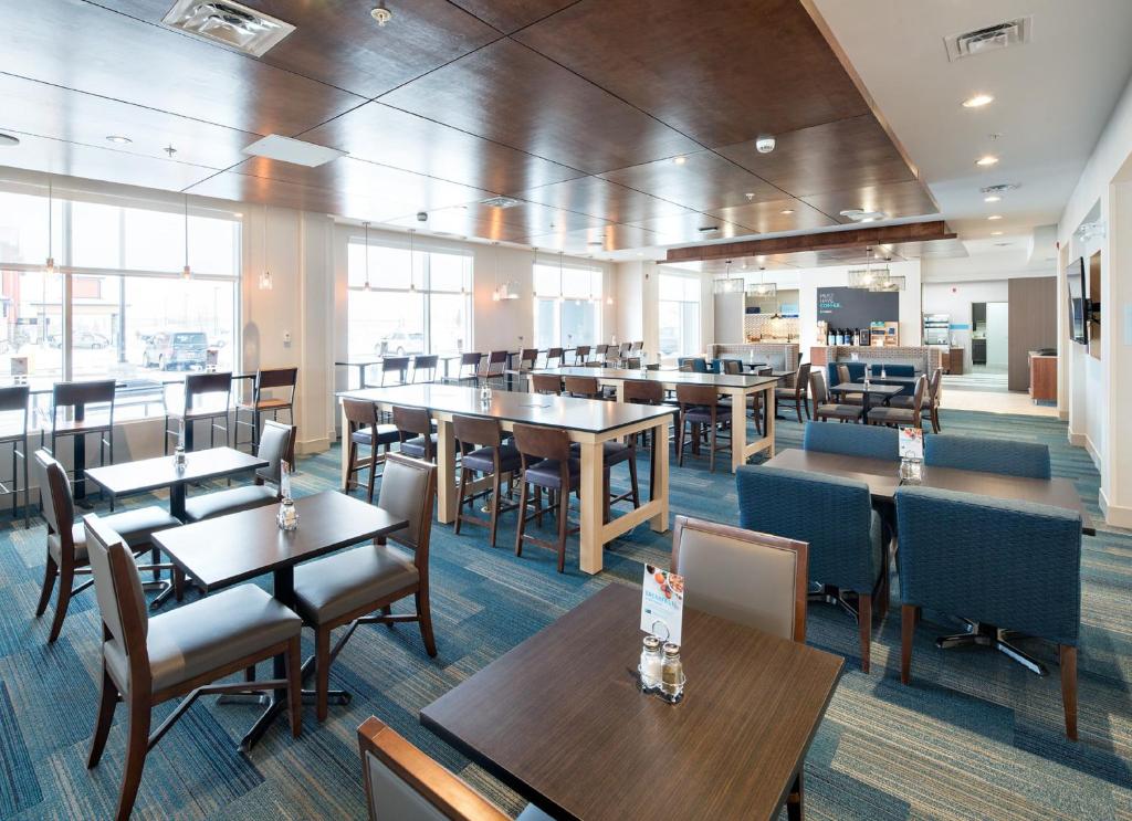 Restaurace v ubytování Holiday Inn Express - Red Deer North by IHG