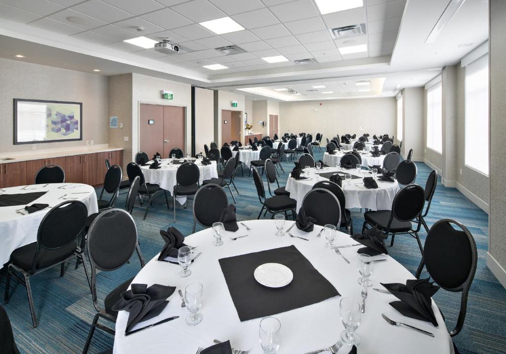 Restaurace v ubytování Holiday Inn Express - Red Deer North by IHG
