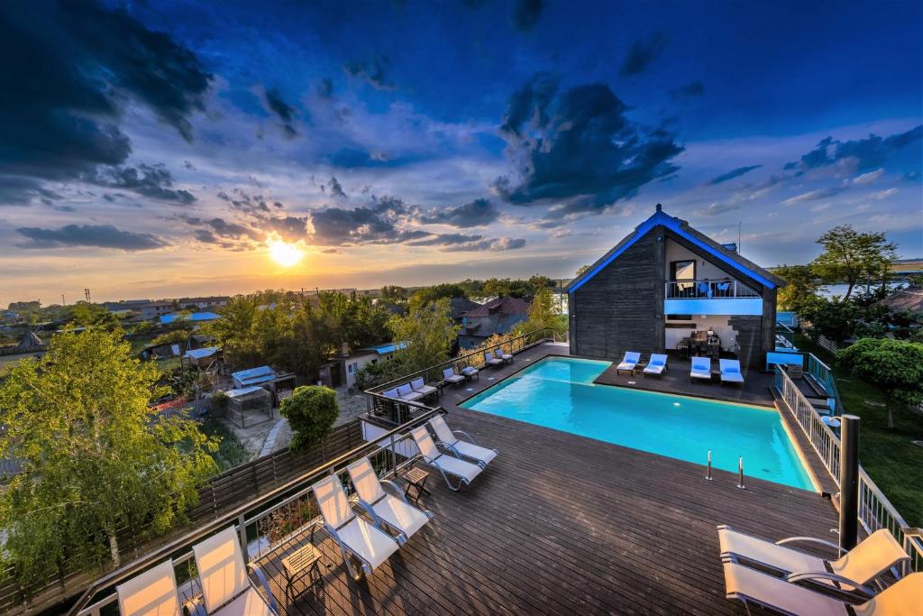 nad głową domu z basenem w obiekcie Delta Boutique & Carmen Silva Resort w mieście Crișan
