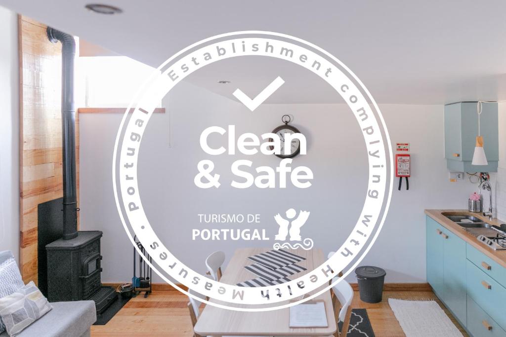 un cartel que dice limpio y seguro en una cocina en Casa do Lume, en Leiria